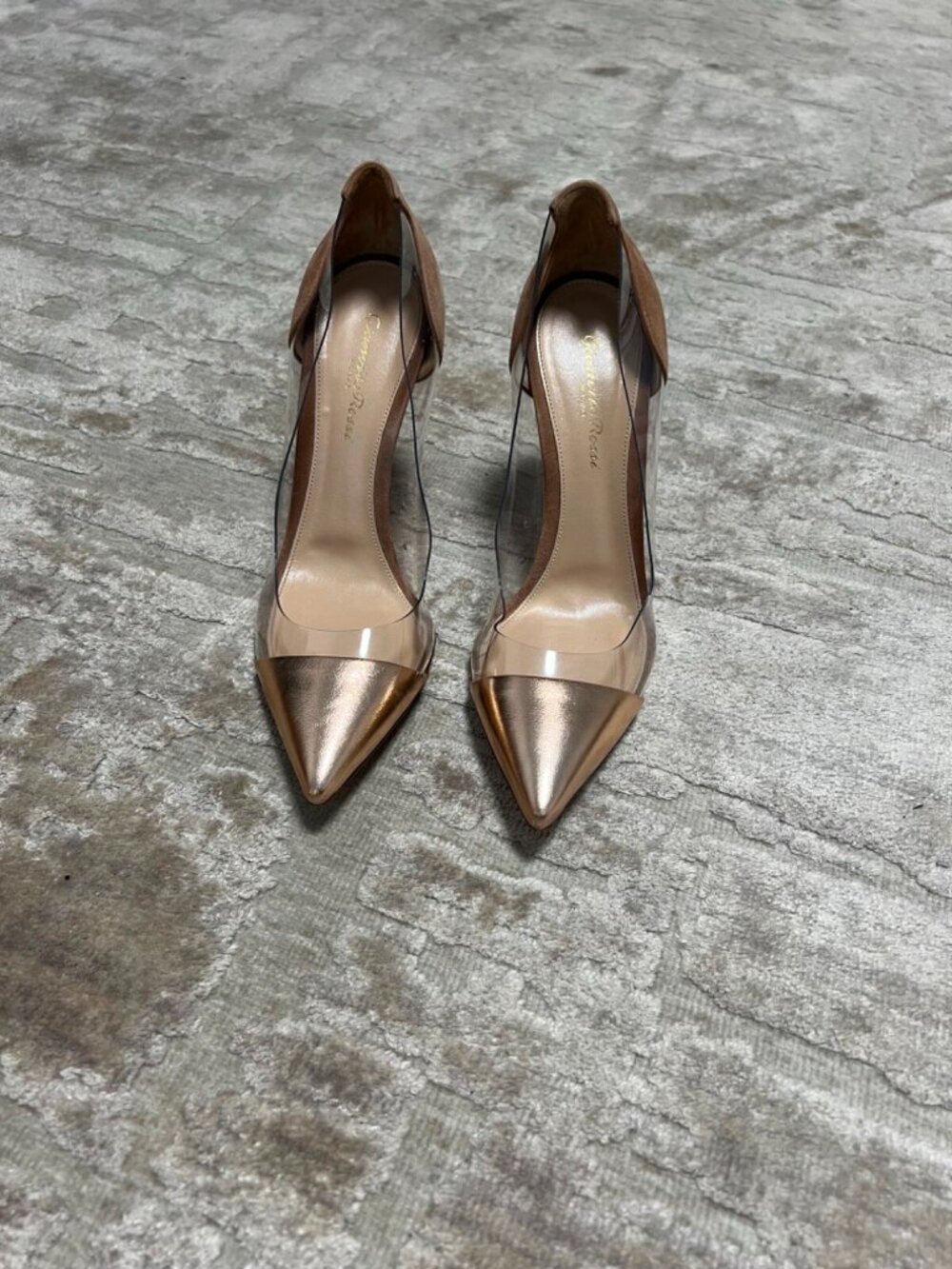 Gianvito Rossi beige suede/gold metallic plexi pumps
